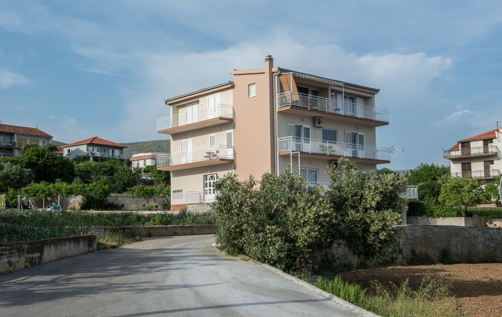 Apartments Iva Donji Seget Esterno foto